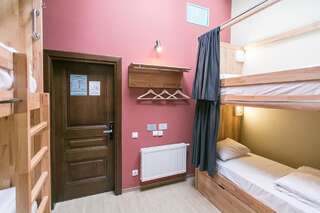Отель DREAM Inn Lviv Львов Четырехместный номер с собственной ванной комнатой-4