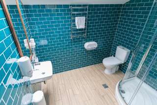 Отель DREAM Inn Lviv Львов Четырехместный номер с собственной ванной комнатой-6