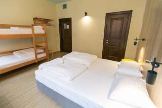 Отель DREAM Inn Lviv Львов Семейный номер с ванной комнатой-3