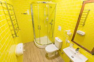 Отель DREAM Inn Lviv Львов Семейный номер с ванной комнатой-4